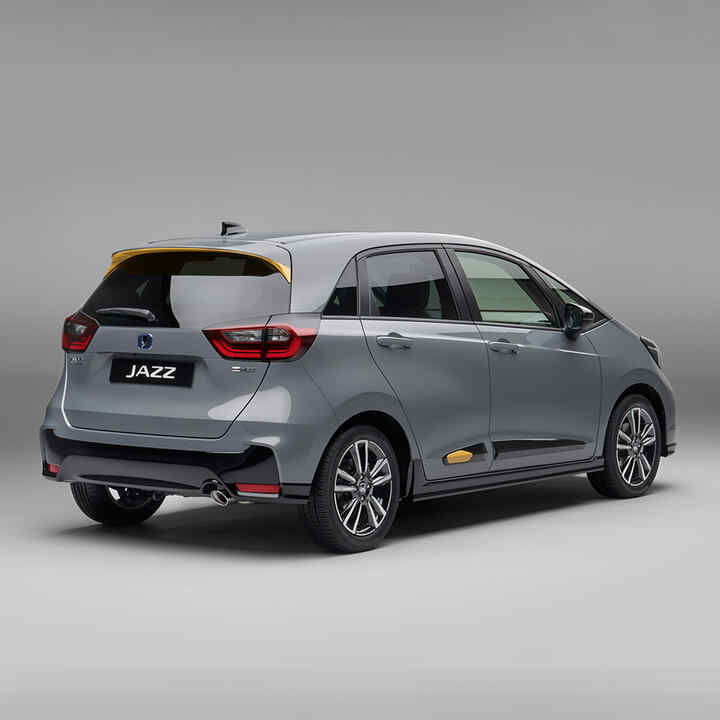 Honda eSymo davanti a una parete dai colori vivaci