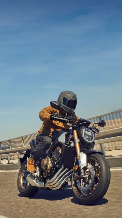 Honda CB650R guidata su un ponte